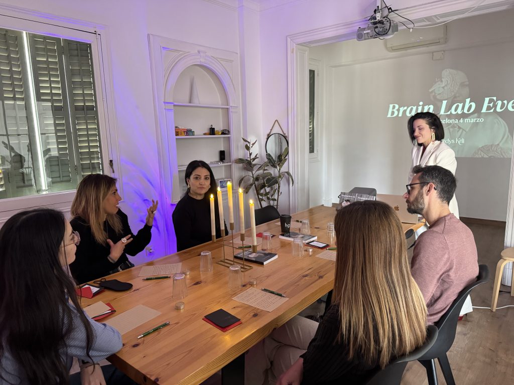 Gladys Kali impartiendo un taller de neurociencia aplicada a un grupo de participantes.