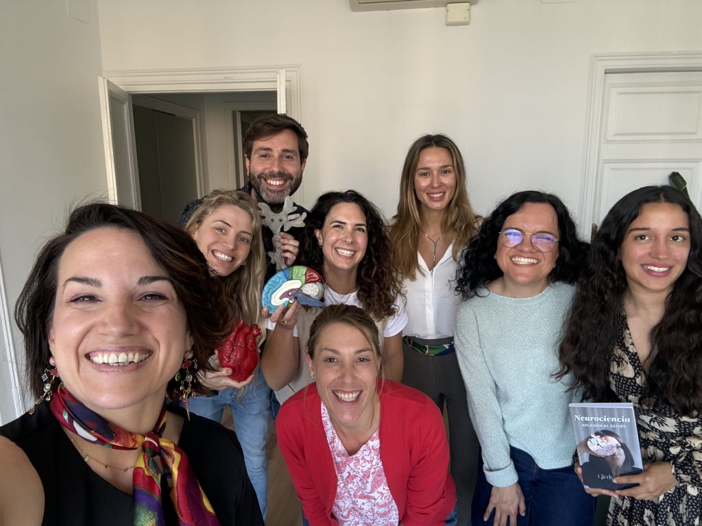 Gladys Kali junto a los participantes de una formación en neurociencia aplicada.