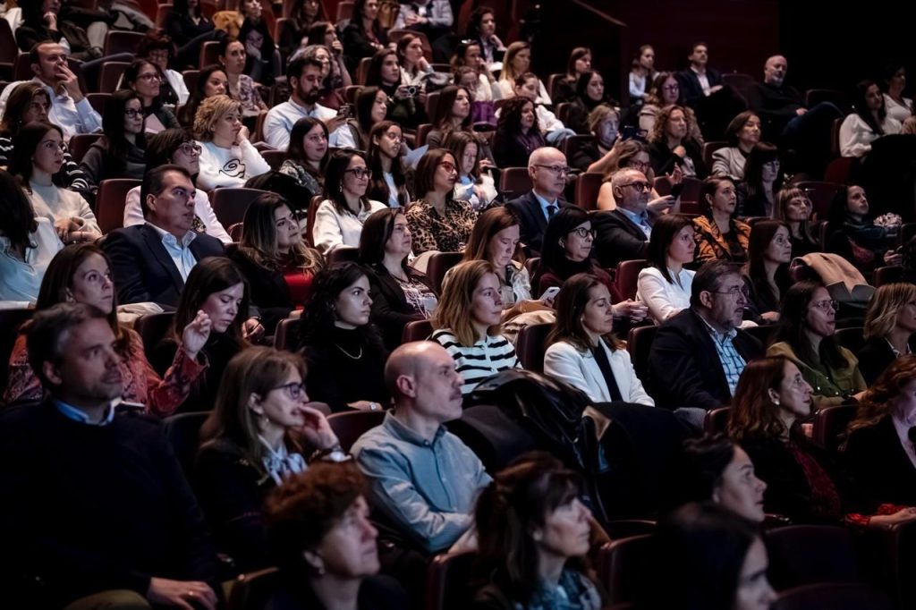 Asistentes siguiendo una conferencia de Gladys Kali.