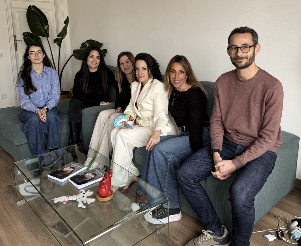 Gladys Kali junto a los participantes de un Brain Lab de neurociencia aplicada.
