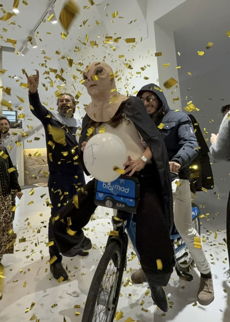 Participantes celebrando el resultado de una dinámica de equipo durante un taller.