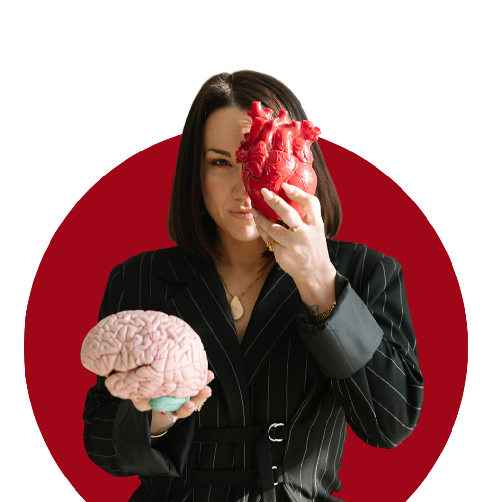 Gladys Kali sosteniendo un modelo anatómico del cerebro y un corazón anatómico.